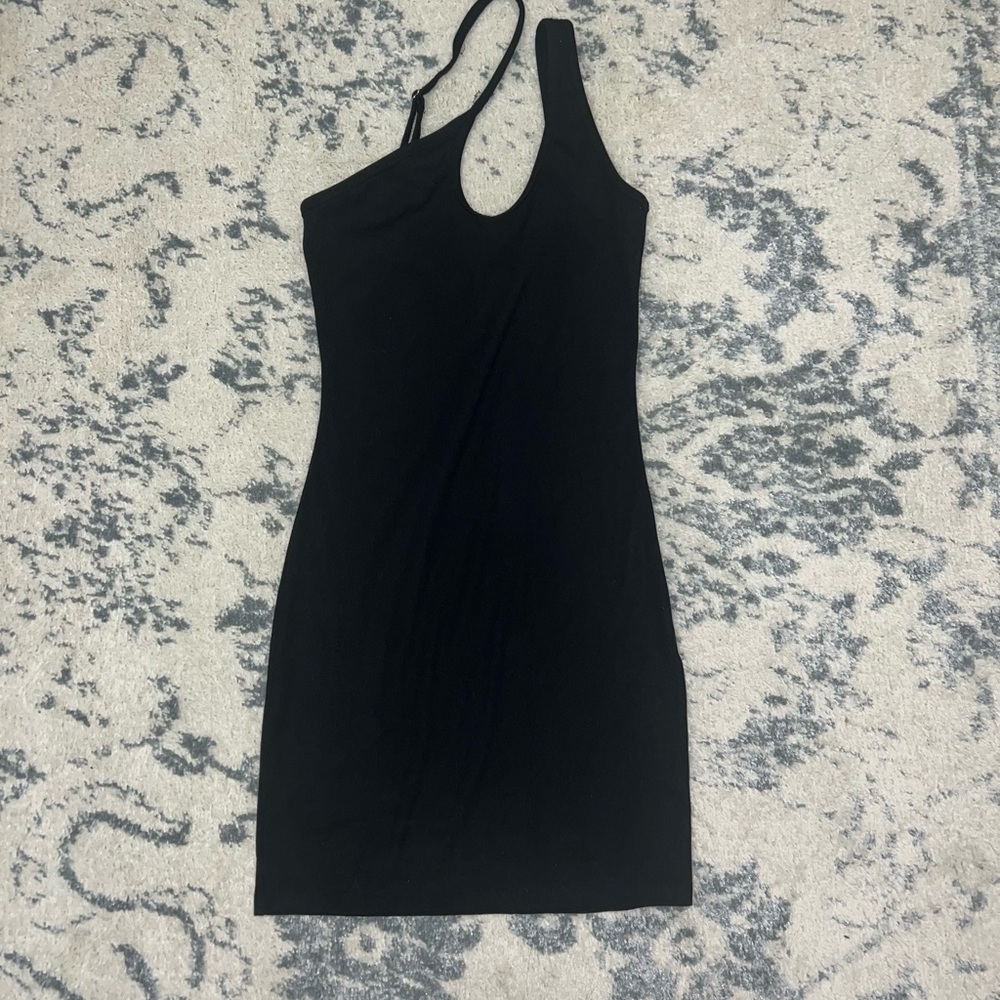 Adika Chic Black One-Shoulder Dress
